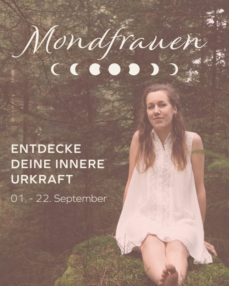 Mondfrauenkreis Eine Frau in einem weißen Kleid sitzt auf moosbedecktem Boden, umgeben von Natur.