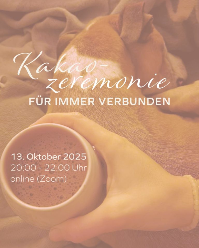 Hand hält eine Tasse Kakao, Hund liegt im Hintergrund; Info zur Kakaozeremonie.