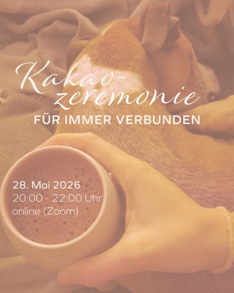 Hand hält eine Tasse Kakao, Hund liegt im Hintergrund; Info zur Kakaozeremonie.